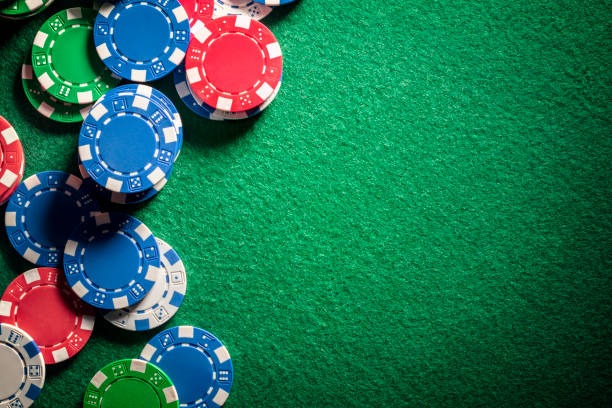 77lucks live-dealer table with free-play interface